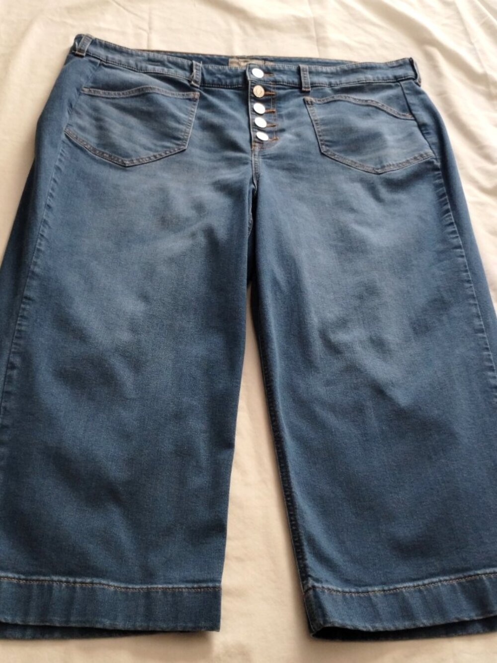 TORRID Medium-Light Wash BUTTON Fly Crop CAPRI JEANS Sz 22 (23 Inseam)
